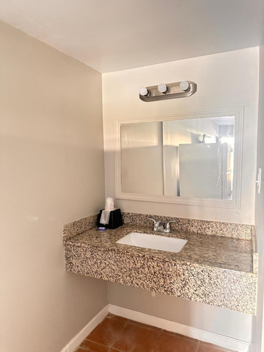 Bathroom 5, Budget Inn, Walker