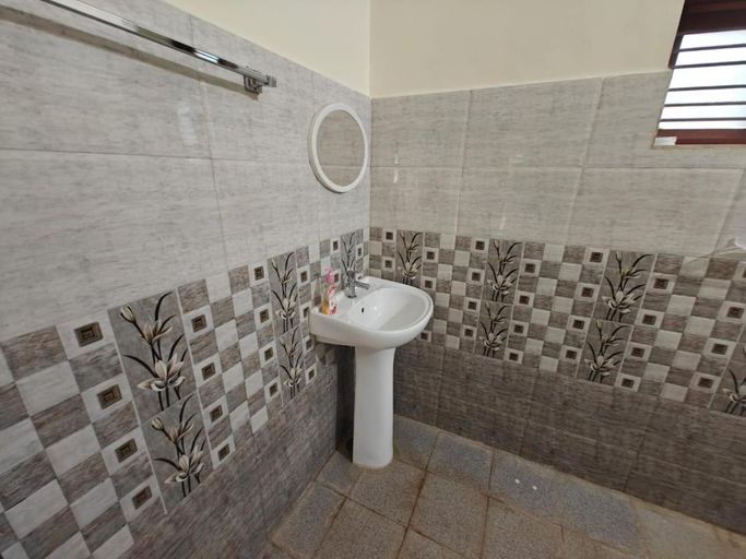 Bathroom 2, Dharinidhama Homestay, Kodagu
