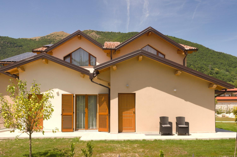 Exterior & Views