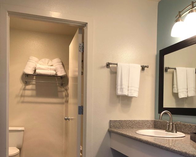 Bathroom 4, Surestay Plus By Best Western Gold Beach, Curry
