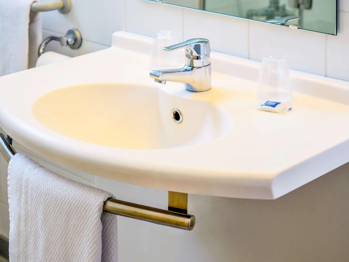 Bathroom 4, ibis budget Pau Lescar, Pyrénées-Atlantiques