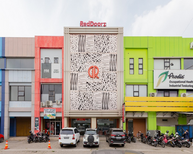 Exterior & Views 2, RedDoorz Plus near Living Plaza Jababeka, Cikarang