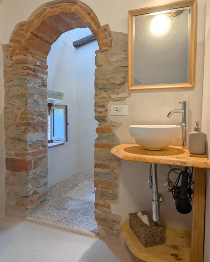 Bathroom 2, Il Palazzo, Le Fornaci, Livorno