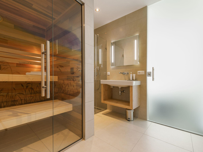 Others 4, Beautiful villa with a sauna, at the Tjeukemeer, Lemsterland