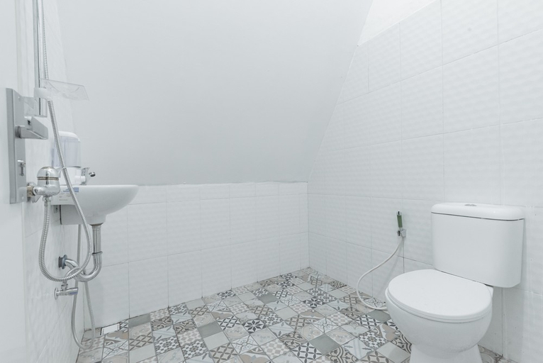 Bathroom 16