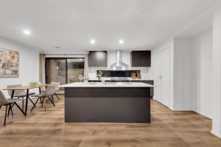 Others 4, Ensuite Room truganina 20 min CBD Airport, Melbourne