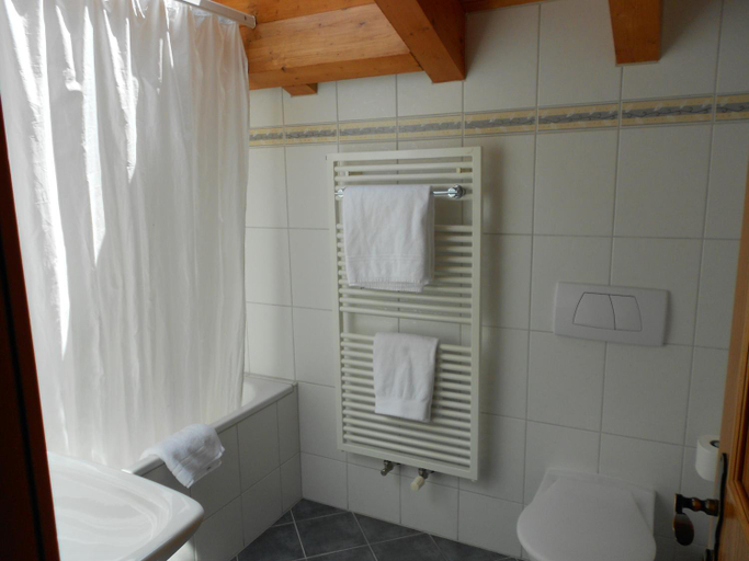 Bathroom 2, Le Mazot Bed & Breakfast, Visp