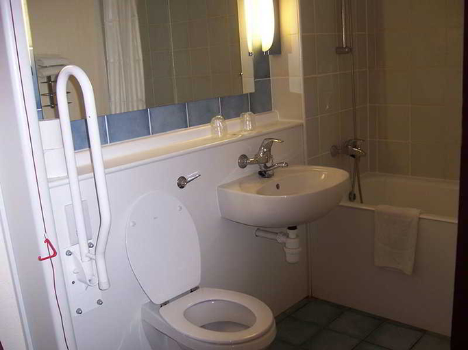 Bathroom 4, Campanile Hull, Kingston upon Hull
