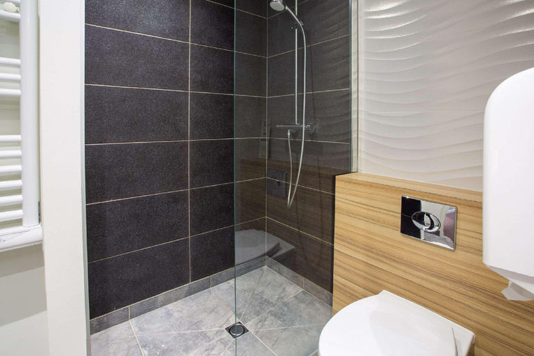 Bathroom 5, Campanile Laval Nord, Mayenne
