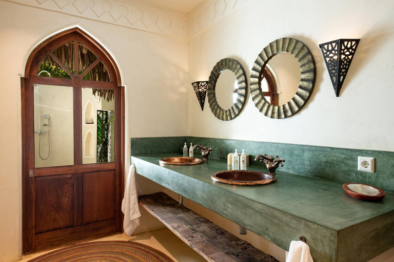 Bathroom 5, Qambani Luxury Resort, Kati