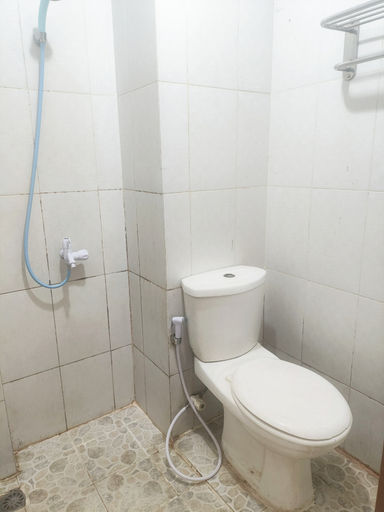 Bathroom, Nusantara Comfort Residence By Reccoma, East Jakarta