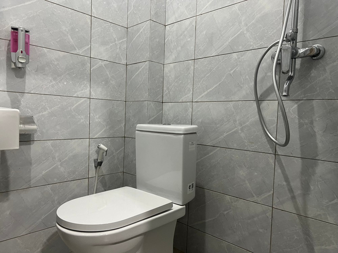 Bathroom 3, Brenn Hotel Semarang Mitra Reddoorz, Semarang