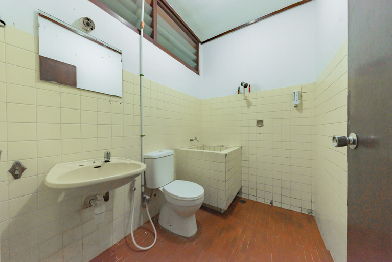 Bathroom, RedDoorz Syariah @ Hotel Budi Family, Ciamis