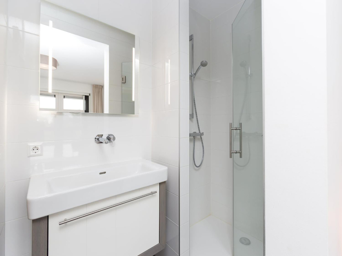 Bathroom 3, Beautiful villa with a sauna, at the Tjeukemeer, Lemsterland