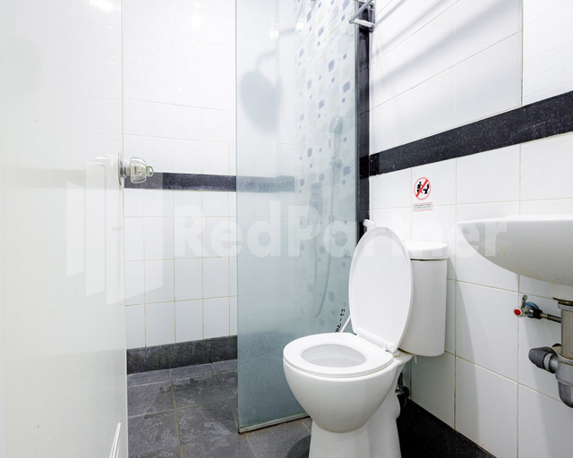 Bathroom 3, Hotel Capital Cikokol RedPartner, Tangerang