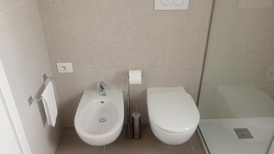 Bathroom 2, Yellow flowers Comfy Homes with Lift & Parking Garage, Bari