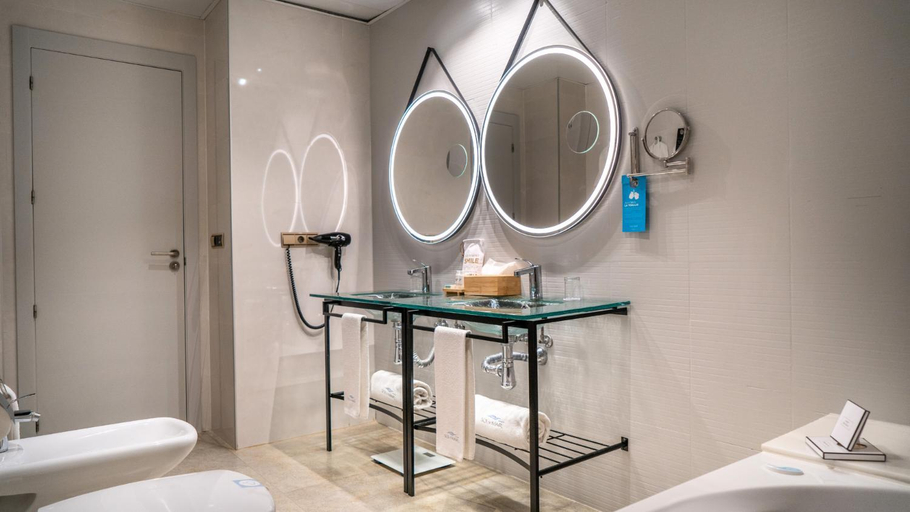 Bathroom 5, Gran Hotel Sol y Mar - Adults Only, Alicante