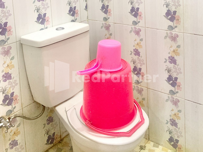 Bathroom 3, Arjuna 1 Homestay Syariah Dieng Mitra RedDoorz, Wonosobo