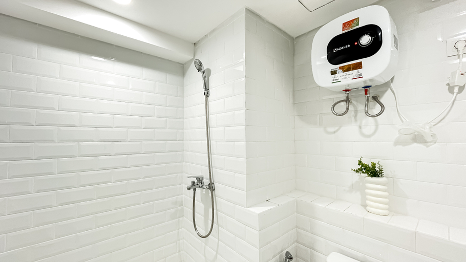 Bathroom 5, Spacious 3BR at Kingland Avenue Apartment By Travelio, Tangerang