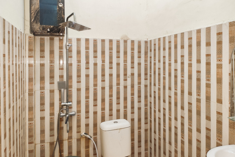 Bathroom 3, RedDoorz near Islamic Center Jambi, Jambi