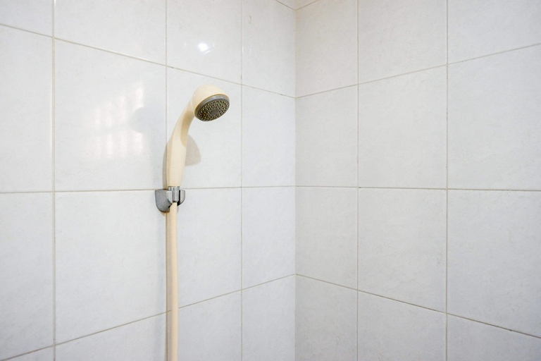 Bathroom 5, RedDoorz near Lokawisata Baturaden 2, Banyumas