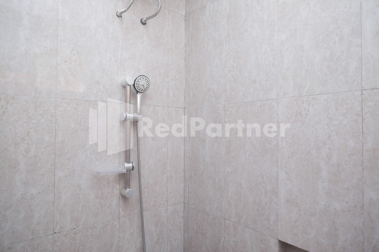 Bathroom 3, Sumarsi Homestay Mitra RedDoorz, Yogyakarta