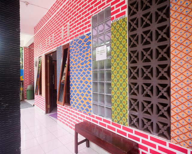 Exterior & Views 2, RedDoorz Syariah @ Falisha UMY, Sleman