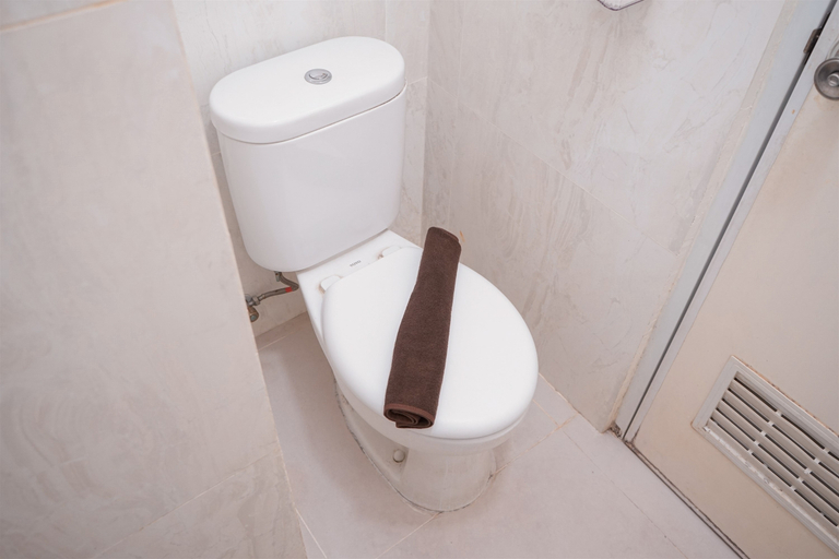 Bathroom 5, Restful Studio Room at Serpong Greenview Apartment By Travelio, Tangerang Selatan