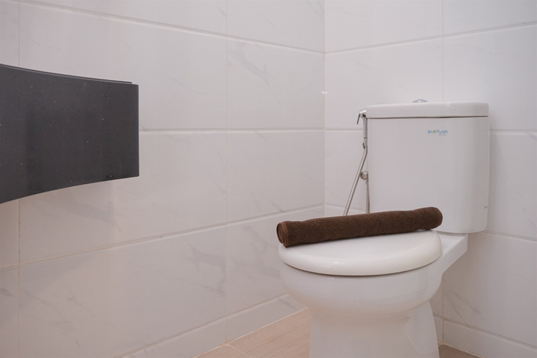 Bathroom 5, Stunning Studio at Sky House BSD Apartment By Travelio, South Tangerang