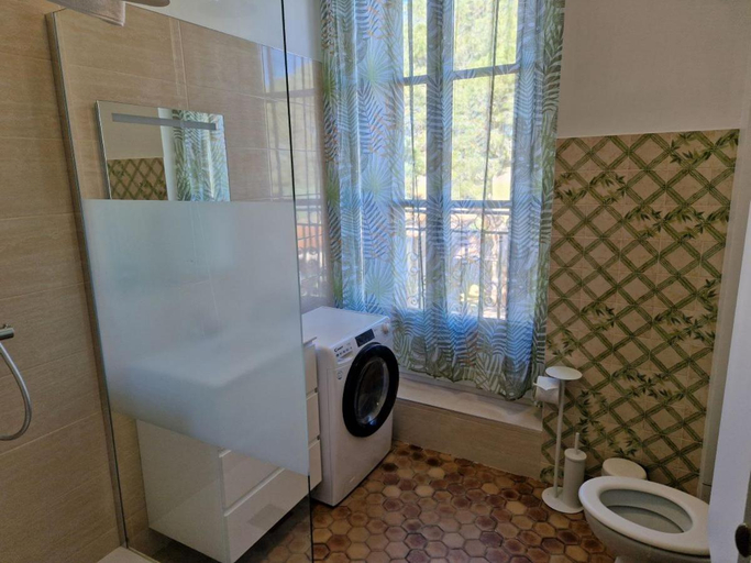 Bathroom, Chateau de Bayssan, Hérault