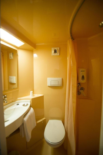 Bathroom 4, Premiere Classe Orléans Ouest - La Chapelle Saint Mesmin, Loiret