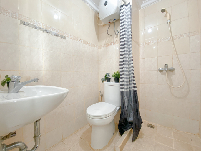 Bathroom 5, Warm and Good Studio Room at Park View Condominium Apartment By Travelio, Depok