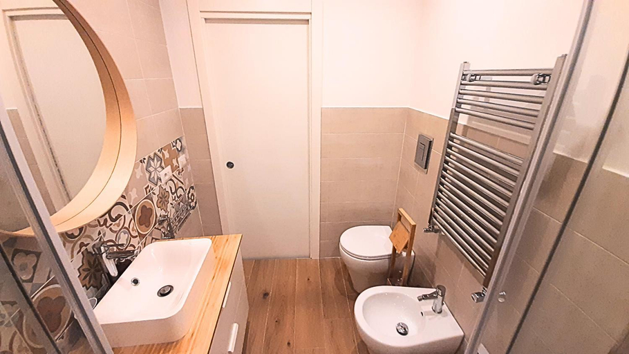 Bathroom, La stanza di Daria - un nido silenzioso nel cuore del centro storico, Napoli