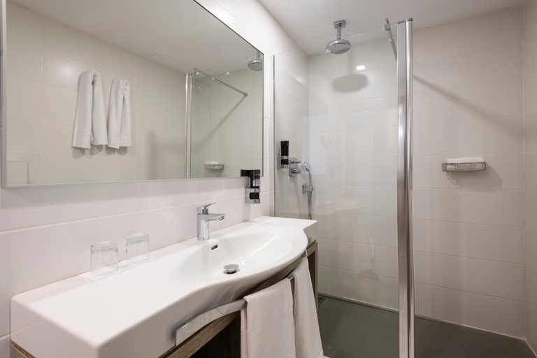 Bathroom 5, Leonardo Royal Htl Mallorca Palmanova Bay, Baleares