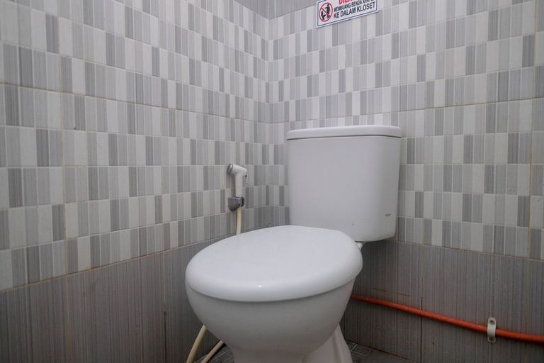 Bathroom 3, RedDoorz @ Teratai Homestay Medan Amplas, Medan