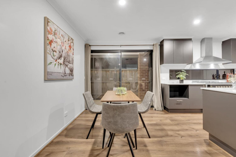 Others 3, Ensuite Room truganina 20 min CBD Airport, Melbourne