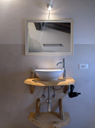 Bathroom 2, Il Palazzo, Le Fornaci, Livorno