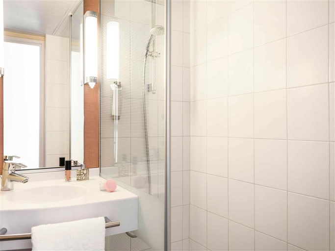 Bathroom 5, ibis Paris Porte de Bagnolet, Seine-Saint-Denis