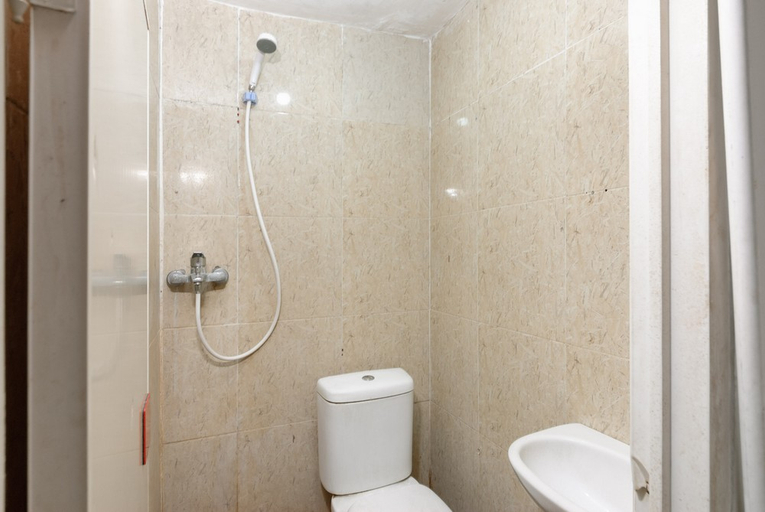 Bathroom 4, Backpacker Homestay Jatisampurna RedPartner, Bekasi