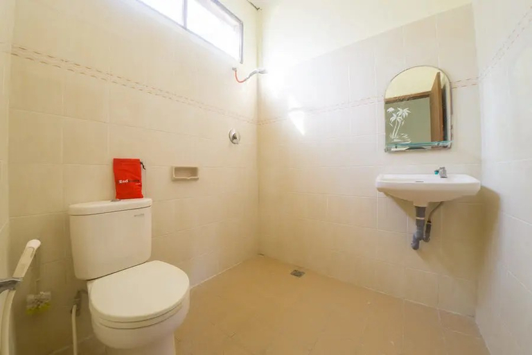 Bathroom, RedDoorz near Nusa Cendana University, Kupang