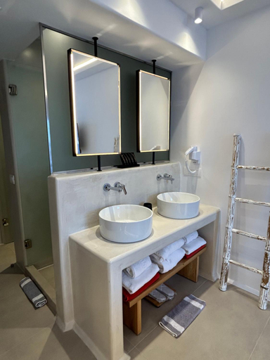 Bathroom 4, Paolas Beach, South Aegean