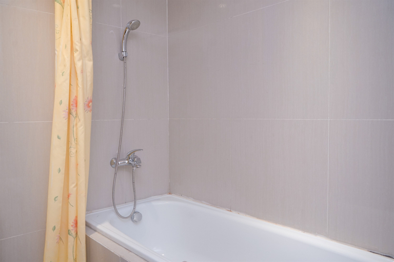 Bathroom 5, Comfy and Modern 1BR Apartment Paramount Skyline By Travelio, Tangerang