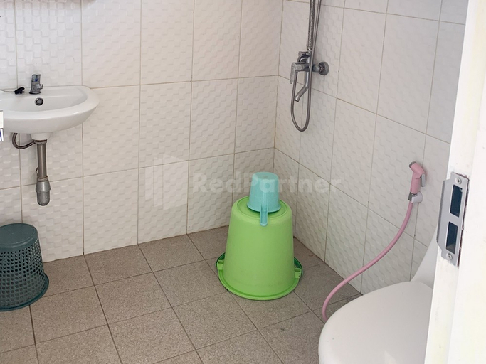 Bathroom 4, RedDoorz @ Pantai Sayangheulang, Garut