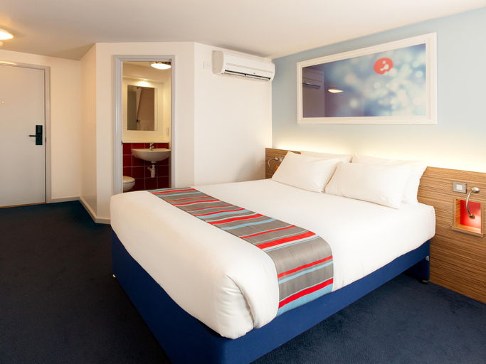 Bedroom 5, Travelodge Hereford Grafton, Herefordshire