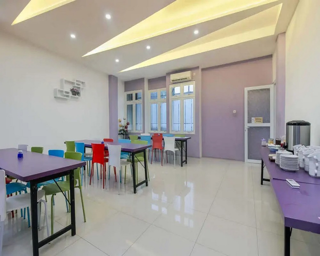 Food & Drinks 5, RedDoorz Plus near Stasiun Bekasi, Bekasi