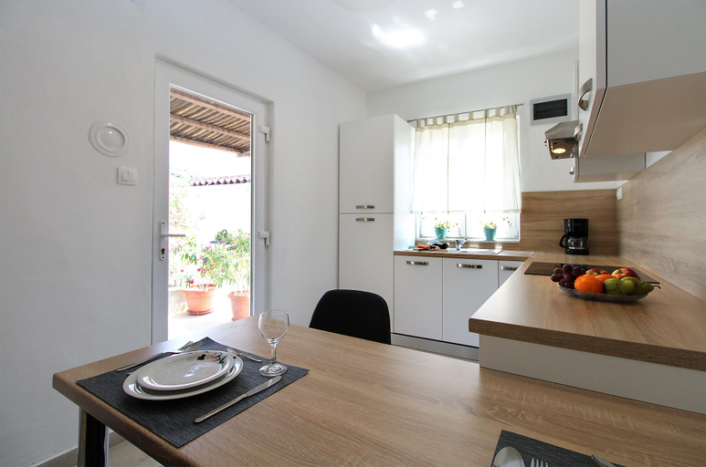 Others 5, Apartment 1365, Pula