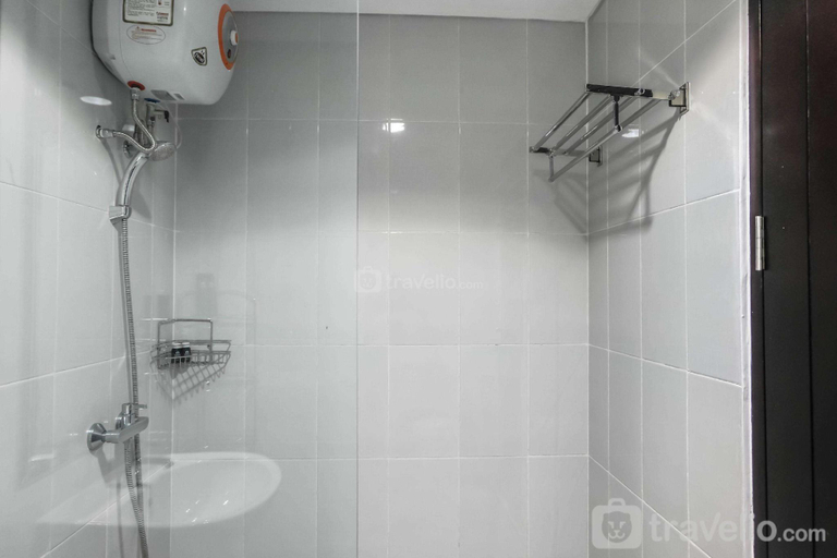 Bathroom 3, Relaxing Studio at Casa De Parco Apt By Travelio, Tangerang