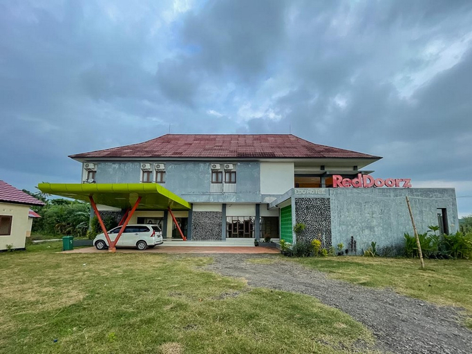 Exterior & Views 1, RedDoorz @ Jalan Raya Kuta Lombok Mandalika, Lombok