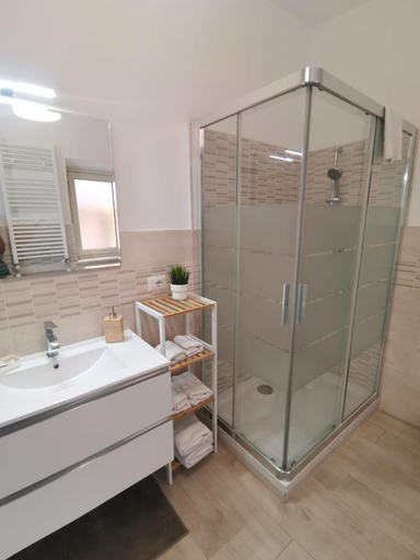 Bathroom 3, La Cartolina Apartment, Messina