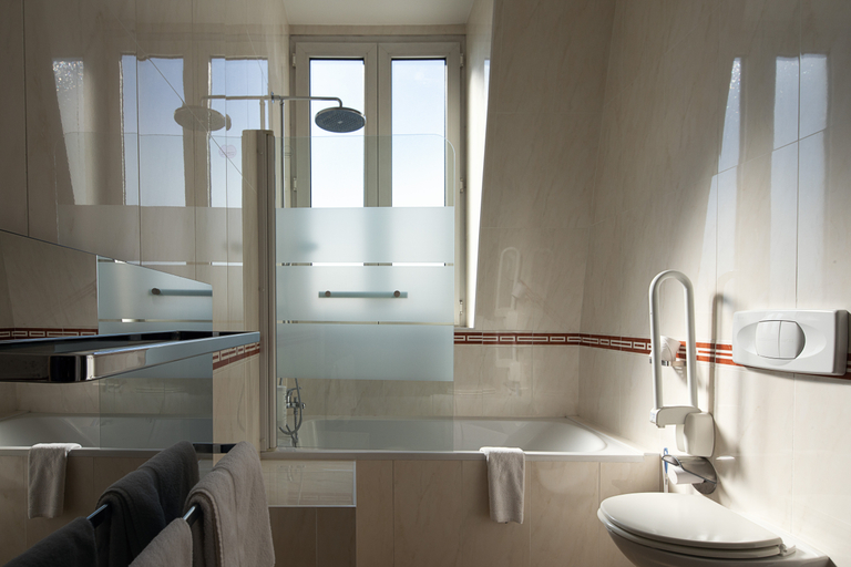 Bathroom 4, Best Western Central Hotel, Indre-et-Loire